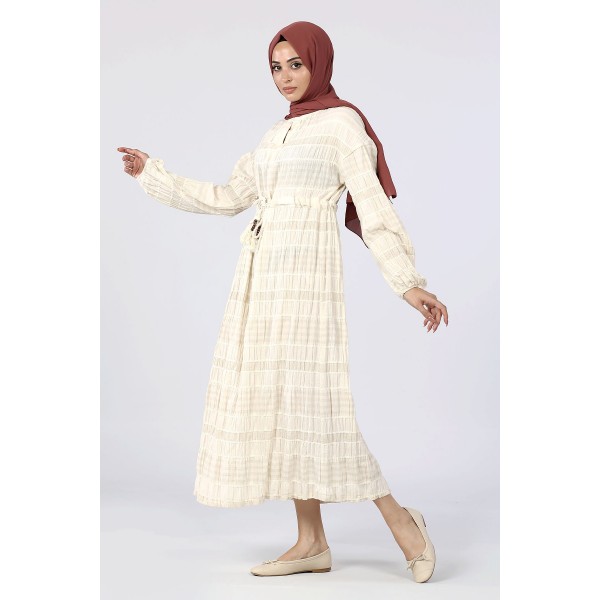 فستان من Tekbir Ikoll بأكمام مزينة بشراشيب بيج
