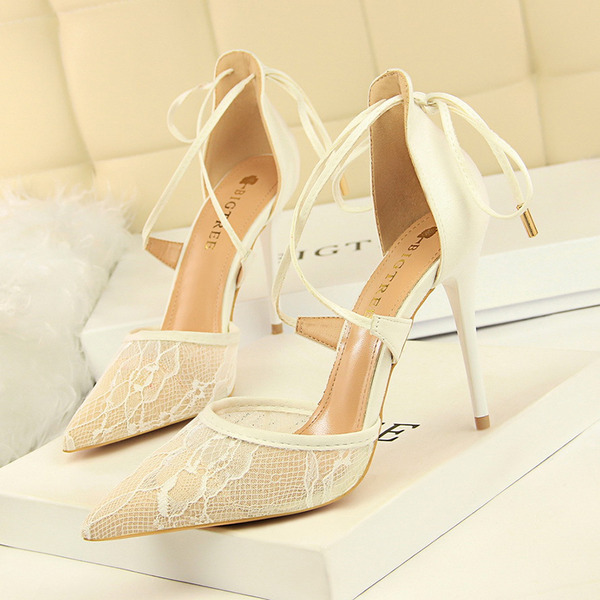 Wedding Shoes Women's Lace Up Heel Closed Toe Pumps With Sewing Lace