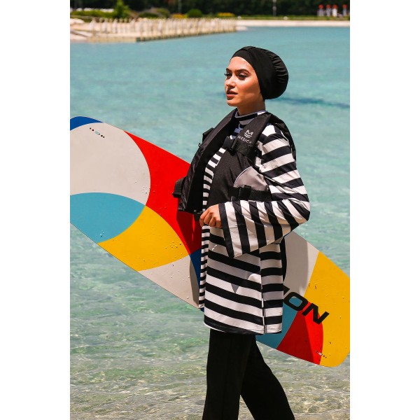 مايوه بوركيني من مارينا بتصميم مخطط بالأبيض والأسود مغطى بالكامل بالحجاب 1951